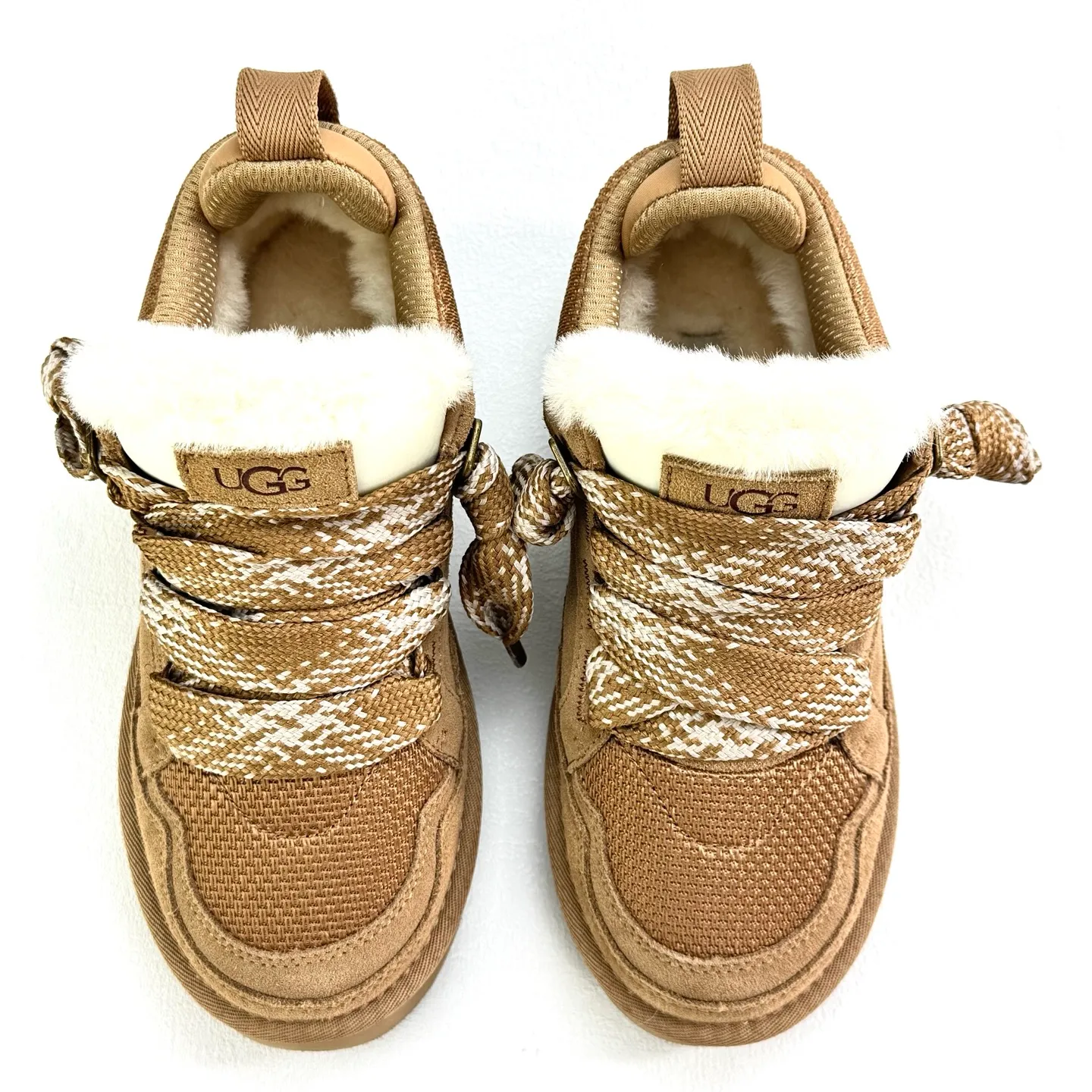 Local 💰600 supports stocking. Platform operation #UGG｜Low top 4032 Mel casual shoes, upper design, recycled ballistic canvas mesh, high-quality suede upper, two-color flat shoelaces. The inner material of the shoe is made of Longfeng sheep fur. The fur lining keeps warm and locks in temperature. The sole material is comfortable Treadlite by #UGG #EVA. Light wing outsole. Size: 35 36 37 38 39 40